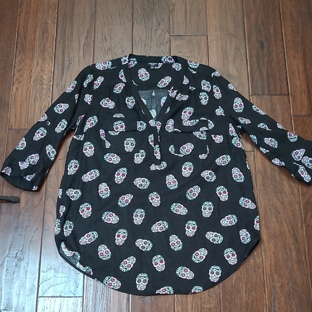 Torrid Dark Charcoal Grey HARPER Sugar Skull Print Blouse size 00 (M/L 10)